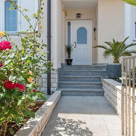 Summer House Пула