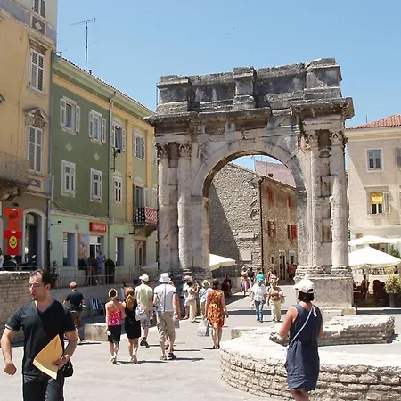 Summer House 아파트 풀라